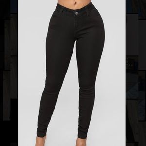 BRAND NEW - FashionNova Black Jeans (Size 5)